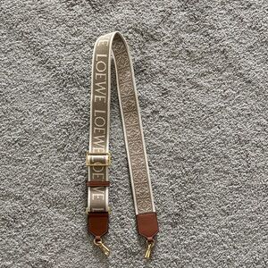 NWOT Loewe Anagram shoulder strap in jacquard calfskin in Natural/tan/palladium